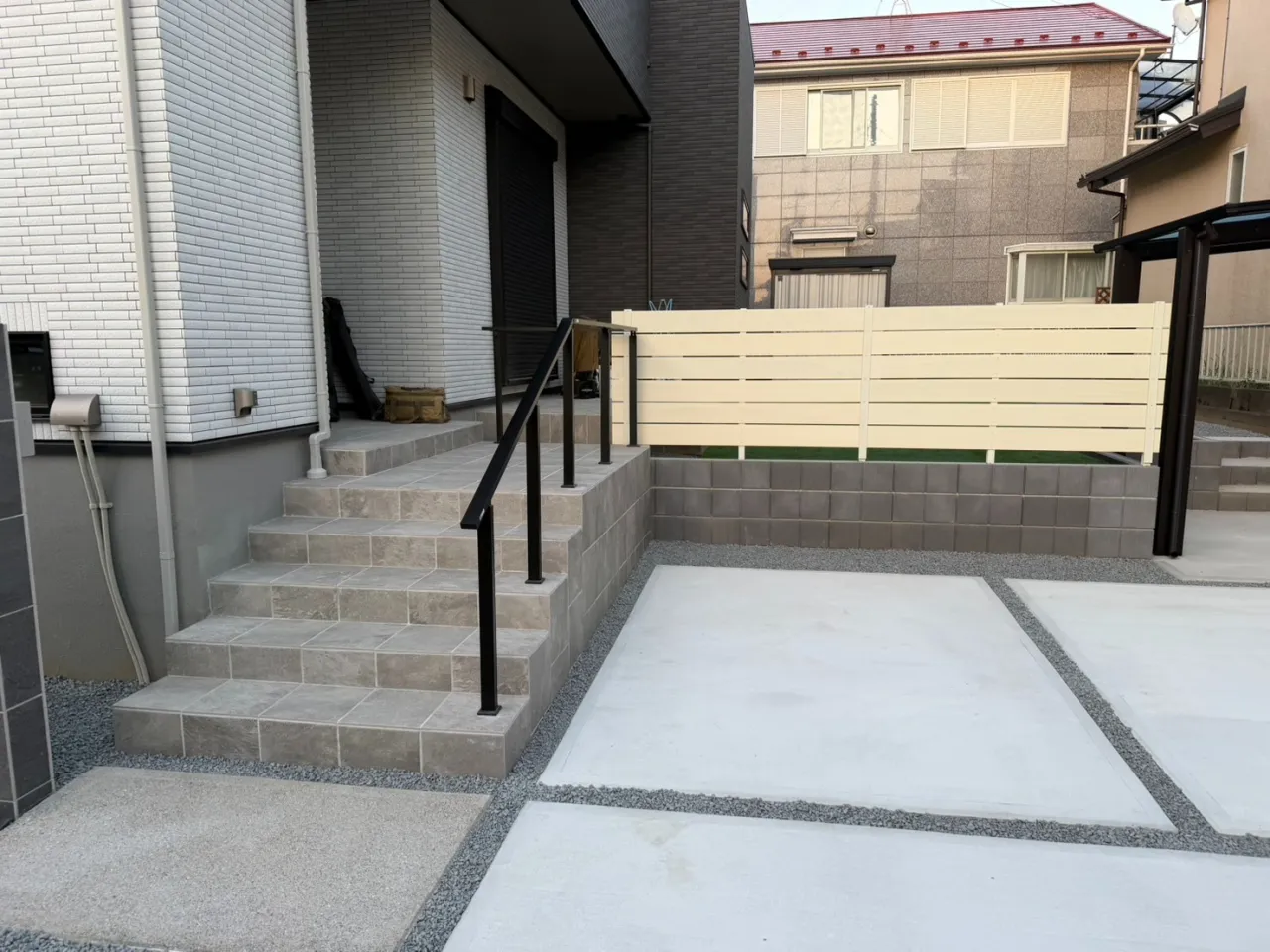 玄関前階段タイル貼り、目隠しフェンス